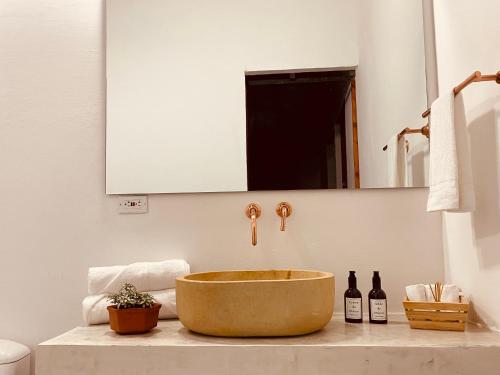 GuadalupeCasa Santo Domingo Guadalupe Santander的一间带碗水槽和镜子的浴室