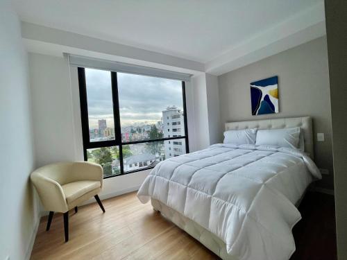 基多ItsaHome Selection - Torre Renua 9C的卧室设有白色的床和大窗户