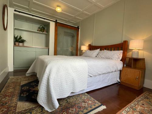 奥玛鲁Heritage Hideaway的卧室配有带白色棉被的床