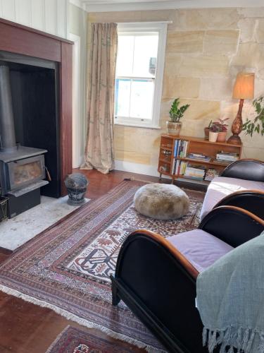 奥玛鲁Heritage Hideaway的带沙发和壁炉的客厅