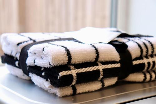 BeestonCharming 3 Bedroom Property FREE WiFi & Parking的桌子上堆着的毛巾
