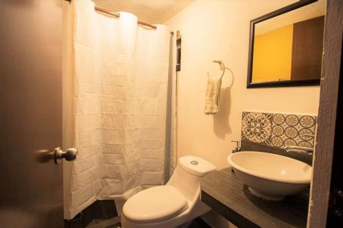 科尔多瓦Casa Bonita Hotel y Hostal的浴室配有卫生间、盥洗盆和淋浴。