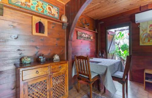 圣勒Leu lagon的一间带桌子和木墙的用餐室