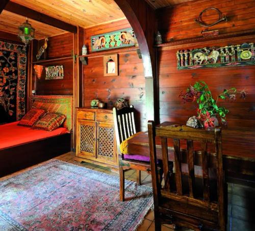 圣勒Leu lagon的小屋内带一张床和一张书桌的房间