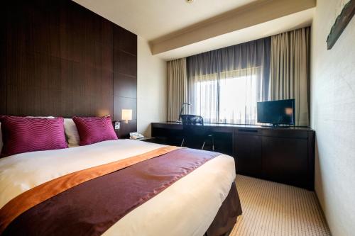 东京爱德蒙大都市东京酒店的酒店客房设有一张大床和一台电视。