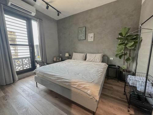 宜兰市薛宅的一间卧室设有一张床和一个大窗户