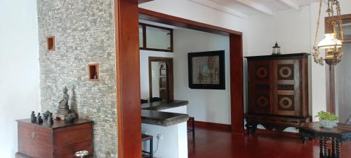 康提Kaya Residence Kandy的一间设有砖墙和楼梯间的客厅
