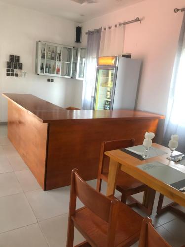 科托努Hotel Bel Azur Cotonou的厨房配有木台面和桌子