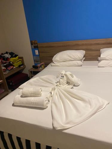 Coroa VermelhaOndas Praia Resort的一张带两个白色毛巾的床