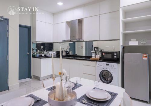 八打灵再也Atria Sofo Suites - Petaling Jaya的厨房配有白色橱柜和洗碗机。