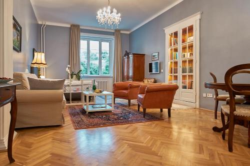 布达佩斯Schieszl Apartments 2的客厅配有家具和吊灯。