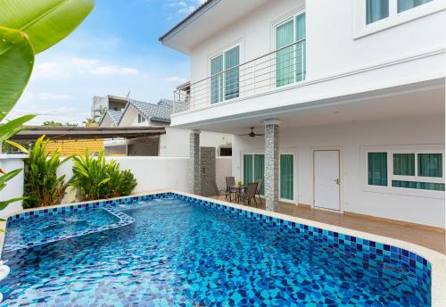 南芭堤雅Relax Pool Villa Near Walking Street,jacuzzi ,BBQ 5Bed 6Bath City house54的别墅前的游泳池