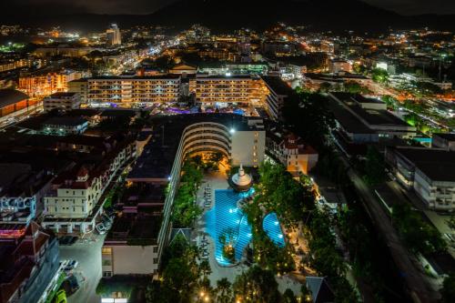 芭东海滩The Royal Paradise Hotel & Spa - SHA Extra Plus的夜晚城市的空中景观