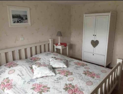 萨斯尼茨Ferienwohnung Nähe Altstadt的一间卧室配有一张带花卉棉被的床