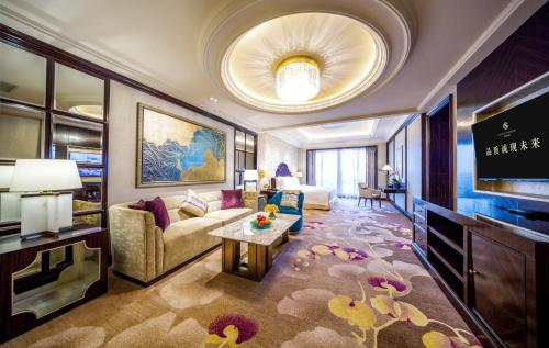 广州广州星河湾酒店（广交会穿梭巴士）的带沙发和电视的客厅