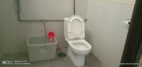 姆鲁Mulu Helena Homestay的一间带卫生间和垃圾桶的浴室