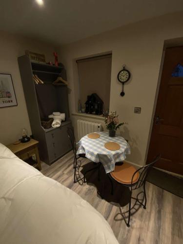 WaddingtonLakeside Guesthouse Suite的配有桌椅和床的房间