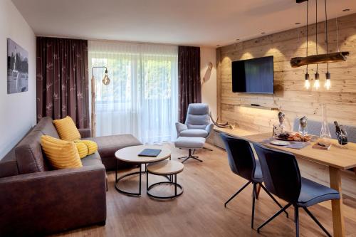 施万高Maximilian Appartements的客厅配有沙发和桌椅