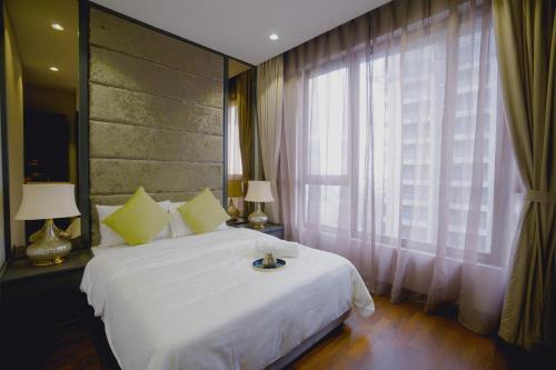 吉隆坡8 KIA Peng的卧室设有一张白色大床和一扇窗户。