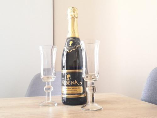 圣弗拉斯Sea Dreams Apartment的一张桌子上摆放着一瓶香槟,配上两杯