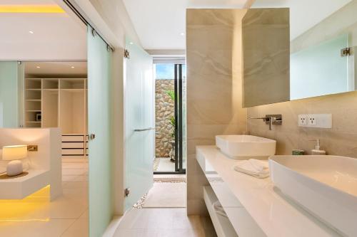 苏梅岛Beautiful 4 Bedroom Luxury Villa with Sea Views- KBR2的浴室设有2个水槽和镜子