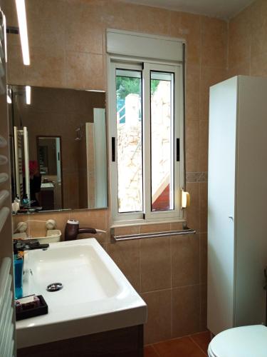 AlberiqueLas Palmeras的一间带白色水槽和窗户的浴室
