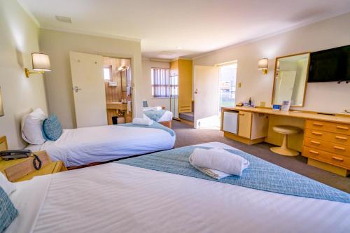 埃斯佩兰斯Hospitality Esperance SureStay Collection by Best Western的酒店客房配有两张床和一张书桌