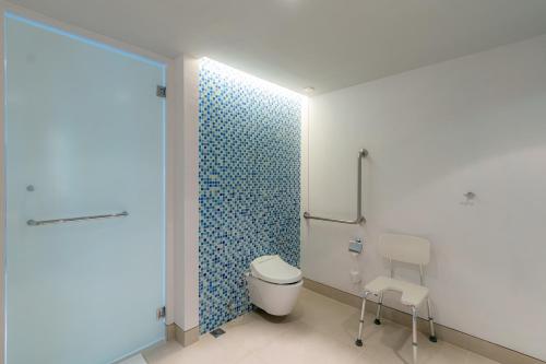 库塔巴鲁纳智选假日酒店的一间带卫生间的浴室和蓝色瓷砖墙