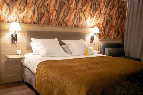 巴伯雷圣叙尔皮斯特鲁瓦机场诺富特酒店的酒店客房设有一张黄色标牌的大床