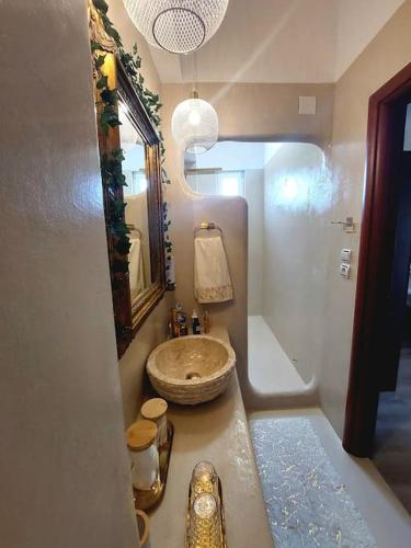 阿洛尼索斯古镇Cherry's apartment的一间带水槽和镜子的浴室