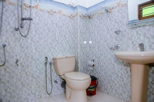 米瑞莎兰吉斯游客旅馆的浴室配有卫生间、盥洗盆和淋浴。