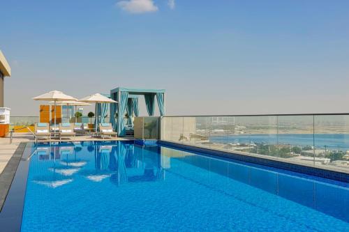 迪拜Element Al Jaddaf, Dubai的享有大楼景致的游泳池