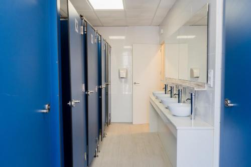 贝尼卡西姆HOSTEL PRIME的浴室设有4个水槽和一排卫生间