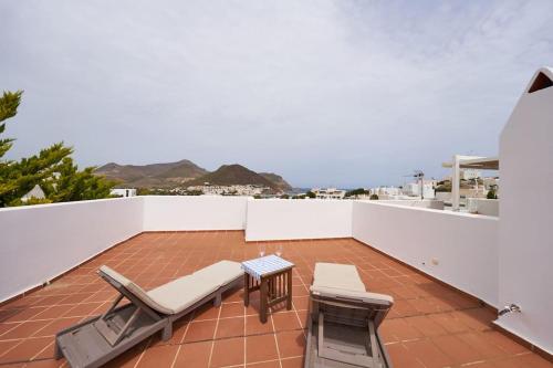 圣何塞Casa de Los Pinos的屋顶上带沙发和椅子的庭院