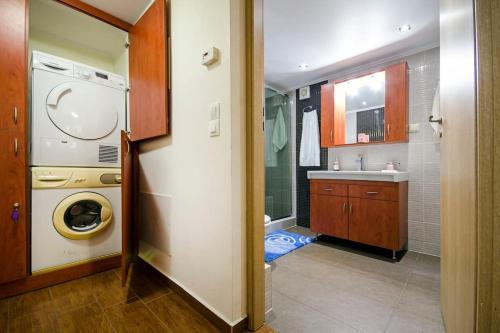 马拉希斯马罗别墅的一间带洗衣机和水槽的浴室