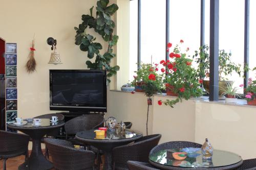 特拉帕尼乐志瓦迪圣弗兰西斯酒店的植物间里两把桌子和椅子