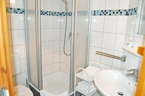 洛默Hotel Inselglück的带淋浴和盥洗盆的浴室
