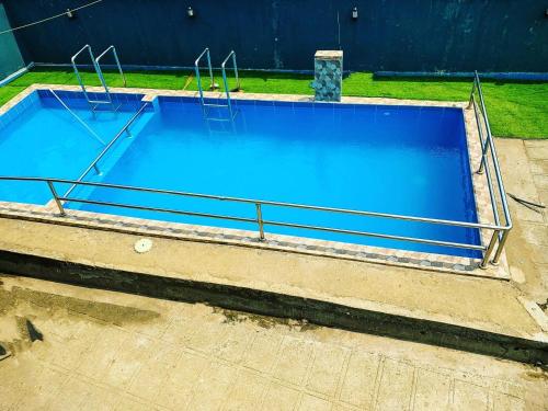 林贝CASILINA GUEST HOME的一个带金属栏杆的大型蓝色游泳池