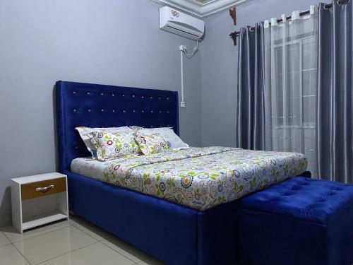 林贝CASILINA GUEST HOME的蓝色的床,带有蓝色的床头板和窗户