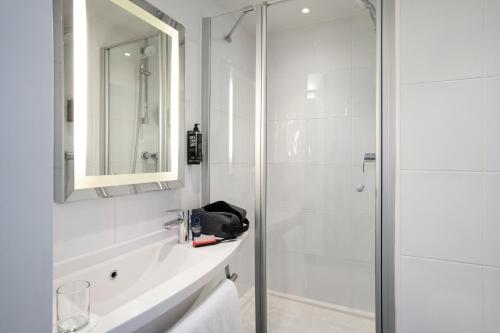 爱丁堡宜必思爱丁堡中心皇家大道 - 亨特广场酒店的带淋浴和盥洗盆的白色浴室