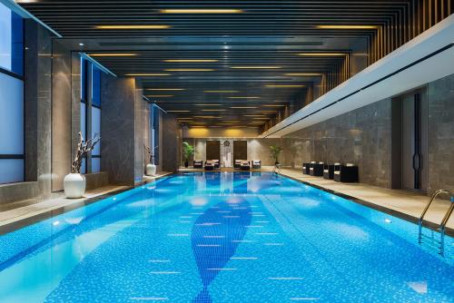 当涂马鞍山万达嘉华酒店的一座位于酒店大楼内的游泳池