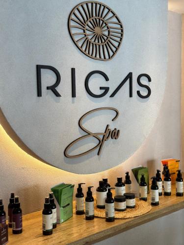 阿菲托斯Rigas Boutique Hotel & Spa的架子上装有瓶子的Spa标志