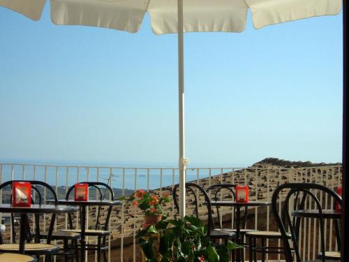 阿格里真托FORESTERIA DEL TEATRO的一排桌椅,享有海景