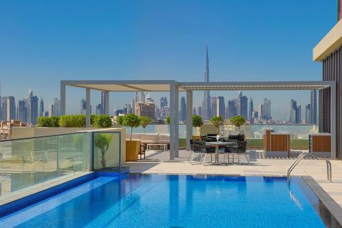 迪拜Element Al Jaddaf, Dubai的建筑物屋顶上的游泳池