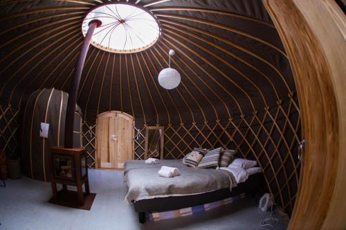 费尔维克Raet Camping的蒙古包内带一张床的房间