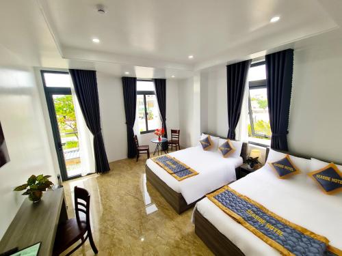 迪石Seaside Hotel - Rach Gia的酒店客房配有两张床和一张书桌