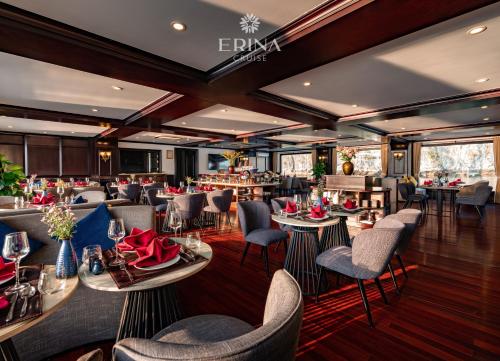 下龙湾Erina Cruise的一间带桌椅的餐厅和一间酒吧