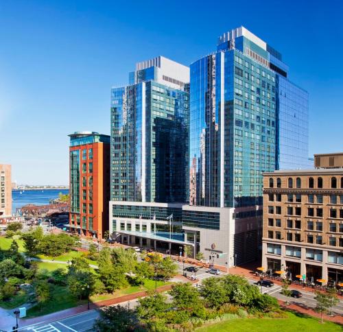波士顿波士顿洲际酒店的城市中一群高大的建筑