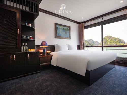 下龙湾Erina Cruise的一间卧室设有一张大床和一个大窗户