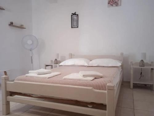 SpílionArgyro's vintage House的白色卧室,配有带毛巾的床
